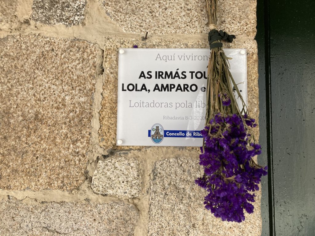 Placa conmemorativa casa hermanas Touza