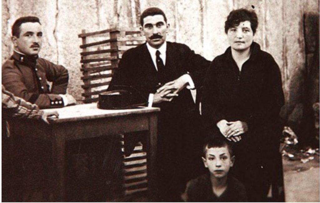 Lola Touza con sus padres y su hijo Julio.